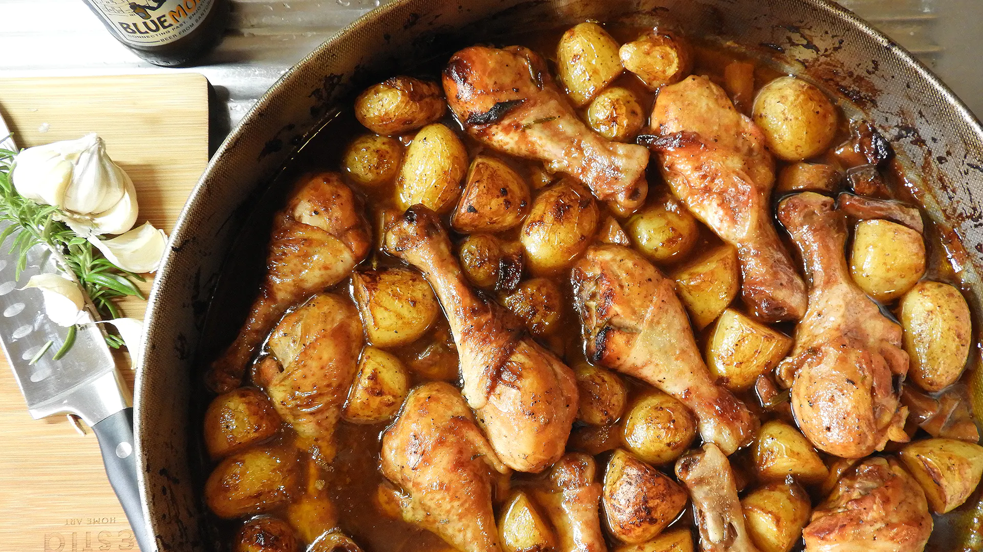 Κοπανάκια κοτόπουλου με baby potatoes και BBQ sauce