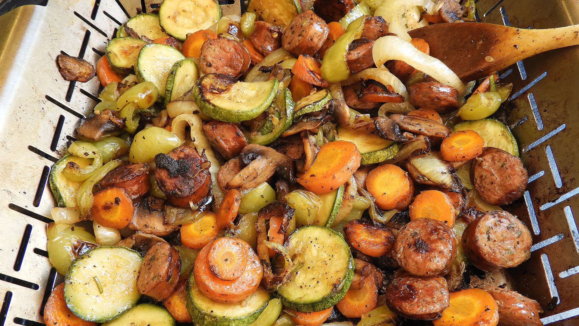 Ανάμικτα λαχανικά με λουκάνικα στο BBQ